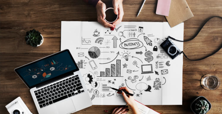 设计开发工作场景，程序员在电脑前工作